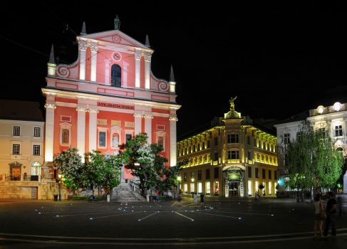 Prešernov-torget med Franciskanska kyrkan och Gallerian Emporium - LJUBLJANA Slovenien 2012